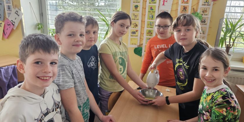 Čtvrtá a pátá třída ve školní kuchyňce