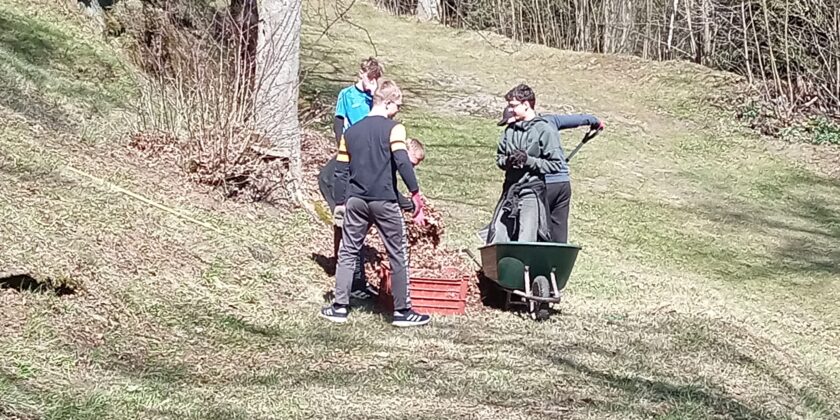 Den Země patřil úklidu i péči o studánky